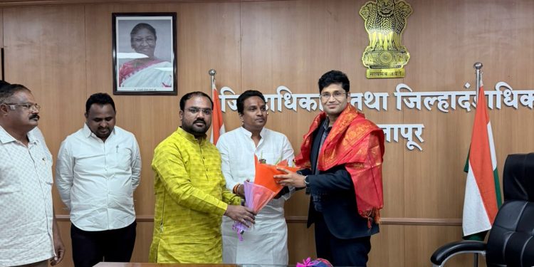 सोलापूरच्या प्रलंबित प्रश्नांवर नगरसेवक दीपक जमादार यांनी नूतन जिल्हाधिकारी  कार्तिकेयन यांच्याशी साधला संवाद