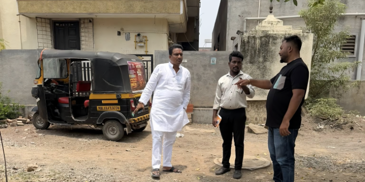 साहेब कित्येक वर्ष झाले पण आमच्या घरासमोरचा रस्ता झाला नाही ; पण आज तुम्ही ते काम पूर्ण केलं..