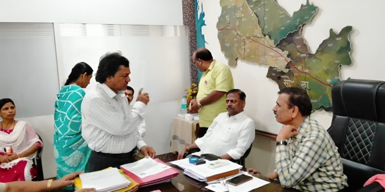 आमदार जयंत आसगावकर यांच्या दणक्याने शिक्षण विभागाची धावपळ; प्रलंबित देयके आणि ‘शालार्थ आयडी’चे प्रश्न जागेवरच सुटले!