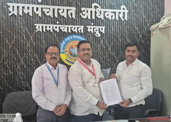 मंद्रूपमध्ये ग्रामसेवक बदलाचा हायव्होल्टेज ड्रामा संपला; विस्तार अधिकाऱ्यांच्या उपस्थितीत पदभार हस्तांतरित.