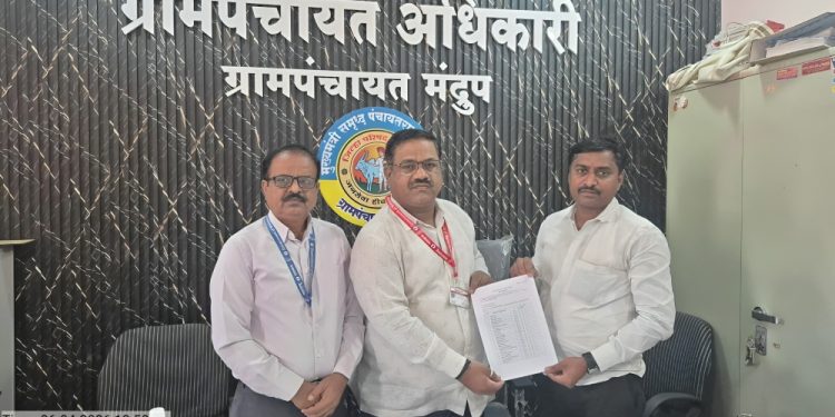 मंद्रूपमध्ये ग्रामसेवक बदलाचा हायव्होल्टेज ड्रामा संपला; विस्तार अधिकाऱ्यांच्या उपस्थितीत पदभार हस्तांतरित.