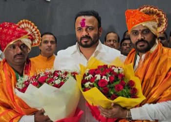 ‘शेतकऱ्याचा मुलगा म्हणून गाडीचा मोह नाही’; दीपक वैद्यांनी थांबवले वाहन वादाचे राजकारण