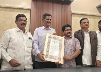 “भेट संविधानाची….” भीम प्रतिष्ठान तर्फे श्रमिक पत्रकार संघास संविधान प्रास्ताविका भेट