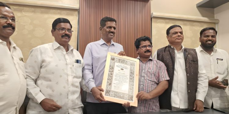 “भेट संविधानाची….” भीम प्रतिष्ठान तर्फे श्रमिक पत्रकार संघास संविधान प्रास्ताविका भेट