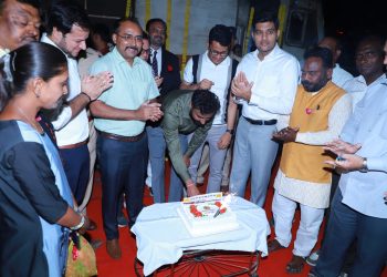 ऐतिहासिक क्षण! सोलापूरची शान ‘सिद्धेश्वर एक्सप्रेस’ची ५० वर्षे पूर्ण; सोलापूर स्थानकावर सुवर्णमहोत्सवाचा जल्लोष