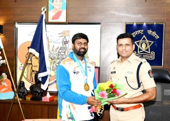 थायलंड येथील आंतरराष्ट्रीय जलतरण स्पर्धेत सुवर्ण पदक – लिपीक ओमकार गायकवाड यांचा पोलीस अधीक्षकांकडून सत्कार