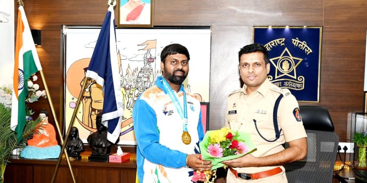 थायलंड येथील आंतरराष्ट्रीय जलतरण स्पर्धेत सुवर्ण पदक – लिपीक ओमकार गायकवाड यांचा पोलीस अधीक्षकांकडून सत्कार