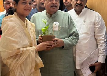 उपमहापौर ज्ञानेश्वरी देवकरांनी गडकरींसमोर मांडला वृक्षसंवर्धनाचा मुद्दा