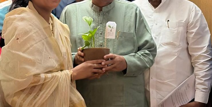 उपमहापौर ज्ञानेश्वरी देवकरांनी गडकरींसमोर मांडला वृक्षसंवर्धनाचा मुद्दा