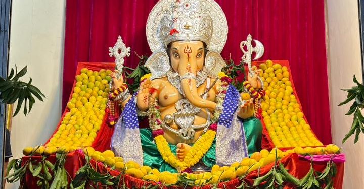 अंगारकी चतुर्थीनिमित्त श्रीसं 101 डझन आंब्याचा आरस