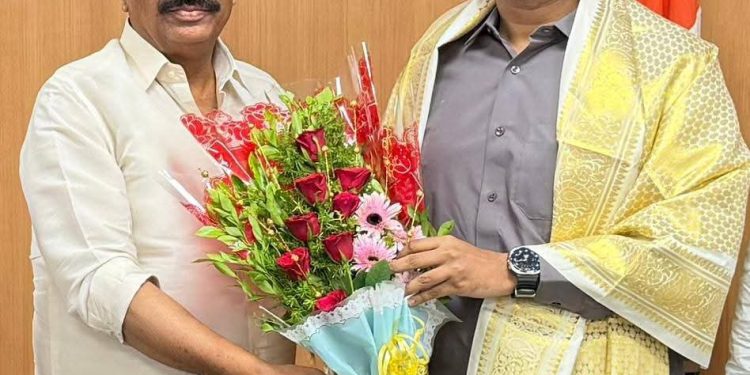 भीमा नदीकाठच्या गावांतील वीज प्रश्नावर जिल्हाधिकाऱ्यांशी चर्चा ; दिलीप माने