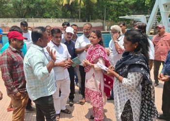 “खेळाडूंना सुविधा द्या, आश्वासन नको!” — मार्कंडेय जलतरण तलावावर खासदार प्रणिती शिंदे यांचा धडक दौरा