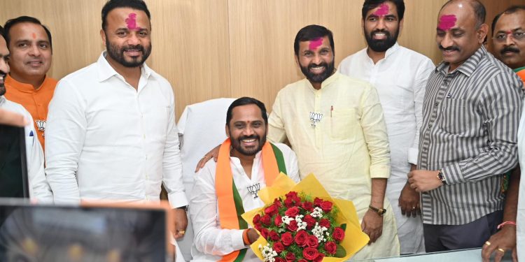 ३२ वर्षे पक्षासाठी झिजलेले शहाजी  पवार; कार्यकर्त्यांकडून “आता बापूंची बारी”ची जोरदार मागणी