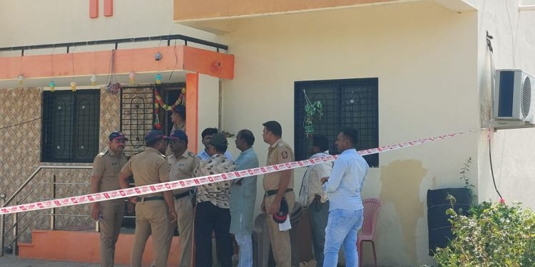 आईसह मुला -मुलीवर मध्यरात्री तलवारीने सपासप वार; जमिनीच्या वादातून हत्याकांडाची शक्यता, परिसरात तणाव
