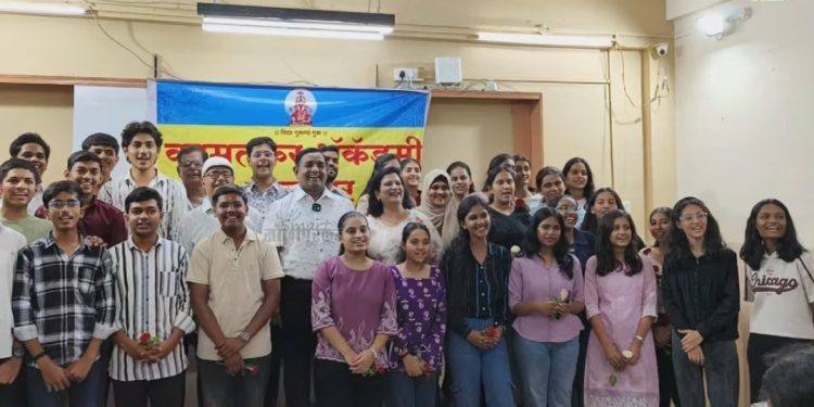 १०० टक्के निकालाची हॅट्ट्रिक; कामतकर क्लासेसमध्ये प्रवेशासाठी विद्यार्थ्यांची गर्दी