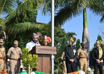 पालकमंत्र्यांच्या हस्ते राज्याच्या 67 व्या स्थापना दिन ध्वजारोहण संपन्न