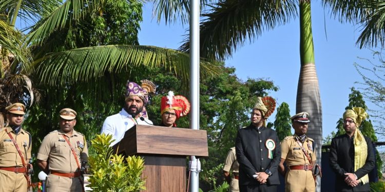 पालकमंत्र्यांच्या हस्ते राज्याच्या 67 व्या स्थापना दिन ध्वजारोहण संपन्न