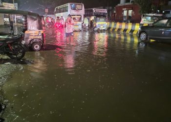 सोलापूर रेल्वे स्टेशन पार्किंग बनले ‘सांडपाण्याचे डबके’; अमृत योजनेच्या कोट्यवधींच्या कामाचा पुरता बोजवारा!