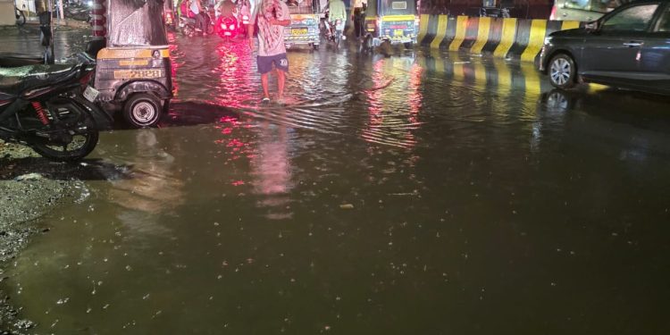 सोलापूर रेल्वे स्टेशन पार्किंग बनले ‘सांडपाण्याचे डबके’; अमृत योजनेच्या कोट्यवधींच्या कामाचा पुरता बोजवारा!