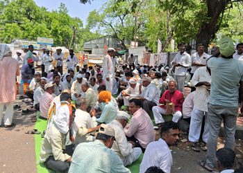 १३० कोटींची थकबाकी; ‘गोकुळ’विरोधात जिल्हाधिकारी कार्यालयासमोर बेमुदत ठिय्या