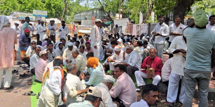 १३० कोटींची थकबाकी; ‘गोकुळ’विरोधात जिल्हाधिकारी कार्यालयासमोर बेमुदत ठिय्या
