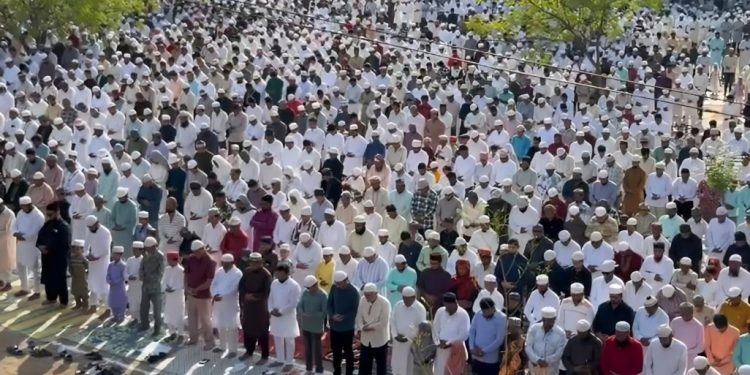 ‘कुर्बानी’तून मानवतेचा संदेश; सोलापुरात बकरी ईद साजरा.
