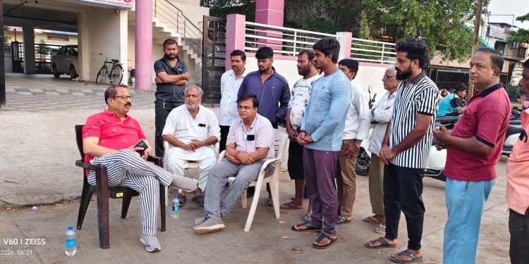 बाजार समिती आवारात रिक्षांना प्रवेश द्या; रिक्षाचालकांची सभापती दिलीपराव माने यांच्याकडे मागणी