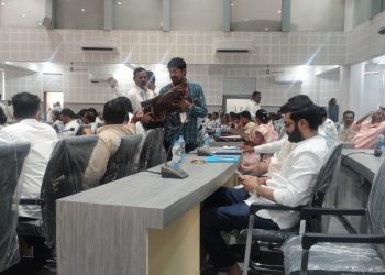 जि. प. सदस्यांना पहिल्याच सभेत मिळाल्या बॅगा ;प्रशासनाकडून दप्तरांचे वाटप; चर्चेला उधाण