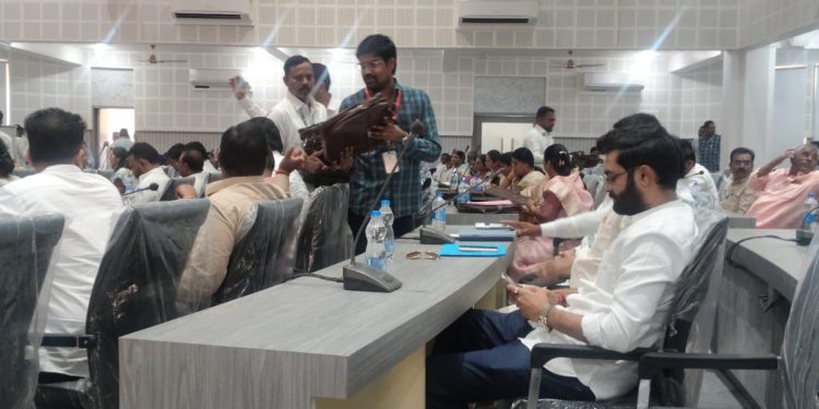 जि. प. सदस्यांना पहिल्याच सभेत मिळाल्या बॅगा ;प्रशासनाकडून दप्तरांचे वाटप; चर्चेला उधाण