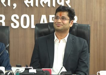 थेट जिल्हाधिकाऱ्यांच्या नावाने बनावट व्हॉट्सअ‍ॅप अकाउंट