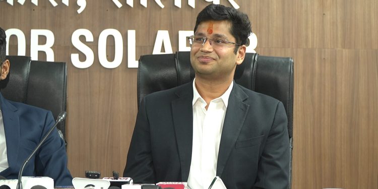 थेट जिल्हाधिकाऱ्यांच्या नावाने बनावट व्हॉट्सअ‍ॅप अकाउंट