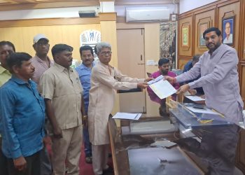 पगार द्या; अन्यथा २० मेपासून झाडू खाली महापालिका सफाई कामगारांचा प्रशासनाला निर्वाणीचा इशारा
