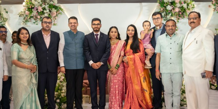 मुख्यमंत्री फडणवीस यांच्या उपस्थितीत प्रतीक मिरगणे – प्रतीक्षा नरवडे यांचा विवाह स्वागत समारंभ