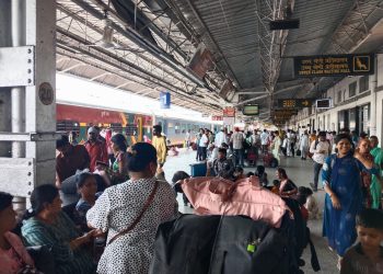 सोलापूर रेल्वे स्थानकावर प्रवाशांची प्रचंड गर्दी