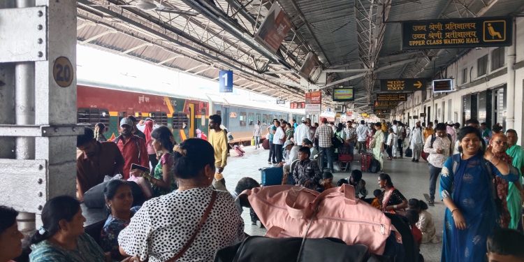 सोलापूर रेल्वे स्थानकावर प्रवाशांची प्रचंड गर्दी