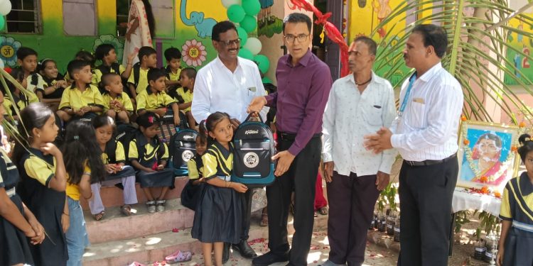 नवागत विद्यार्थ्यांचे अनोख्या पद्धतीने स्वागत; आयुक्त डॉ. सचिन ओम्बासे