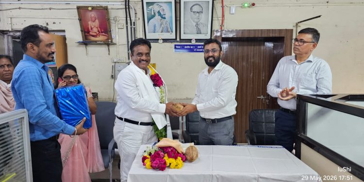32 वर्षांच्या प्रदीर्घ सेवेनंतर संजय कांबळे यांचा रेल्वे सेवेतून निवृत्तीनिमित्त सत्कार
