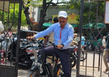 शब्दांपेक्षा कृती भारी! शिक्षणाधिकारी सचिन जगताप सायकलवरून कार्यालयात; पर्यावरण संवर्धनाचा दिला संदेश