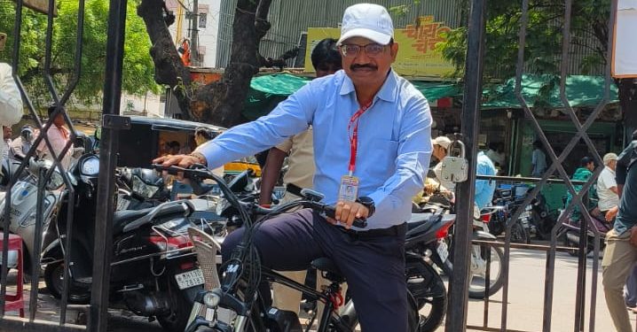 शब्दांपेक्षा कृती भारी! शिक्षणाधिकारी सचिन जगताप सायकलवरून कार्यालयात; पर्यावरण संवर्धनाचा दिला संदेश