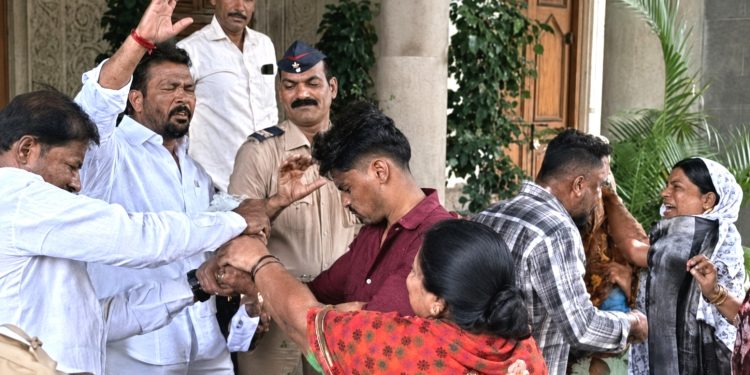 पाथरूड चौकातील ‘त्या’ कुटुंबाचा महापालिका आवारात आत्मदहनाचा प्रयत्न