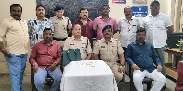 सोलापूर लोहमार्ग पोलिसांचा विक्रमः आंतरराज्यीय दागिने चोराला 3 तासांत ठोकल्या बेड्या..