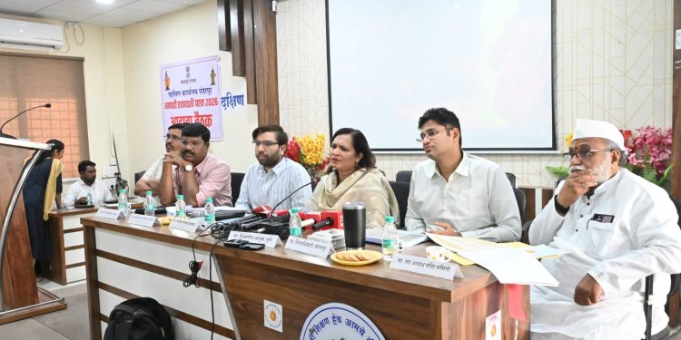 आषाढी वारी यशस्वी करण्यासाठी सर्व विभागांनी ‘टीमवर्क’ने काम करावे : विभागीय आयुक्त शितल तेली-उगले