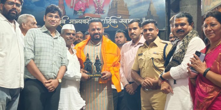 पालकमंत्री जयकुमार गोरे यांनी घेतले श्री विठ्ठल-रुक्मिणी मुखदर्शन