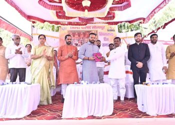 पालकमंत्री जयकुमार गोरे यांच्या हस्ते जिल्हा परिषदेत शिवस्वराज्य दिन उत्साहात..