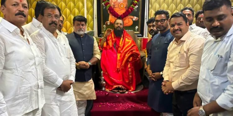 ब्रहन्मठात उद्योगमंत्री उदय सामंत यांनी घेतले ; डॉ. मल्लिकार्जुन शिवाचार्य महाराजांचे घेतले दर्शन