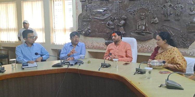 मुख्यमंत्री सल्लागार प्रवीणसिंह परदेशी यांच्या अध्यक्षतेखाली आढावा बैठक संप्पन्न
