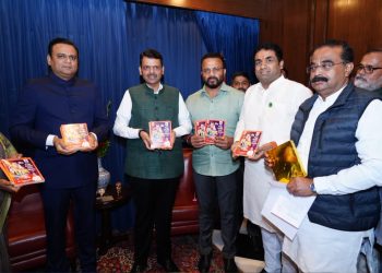 मुख्यमंत्री फडणवीस यांच्या वाढदिवसानिमित्त ५६ हजार वह्यांचे वाटप