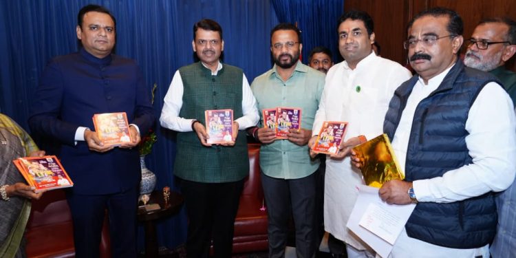 मुख्यमंत्री फडणवीस यांच्या वाढदिवसानिमित्त ५६ हजार वह्यांचे वाटप