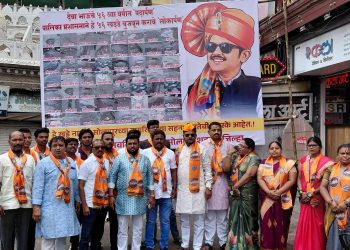 देवाभाऊंच्या वाढदिवशी मनसेचा ‘खड्डे’ आंदोलनातून टोला