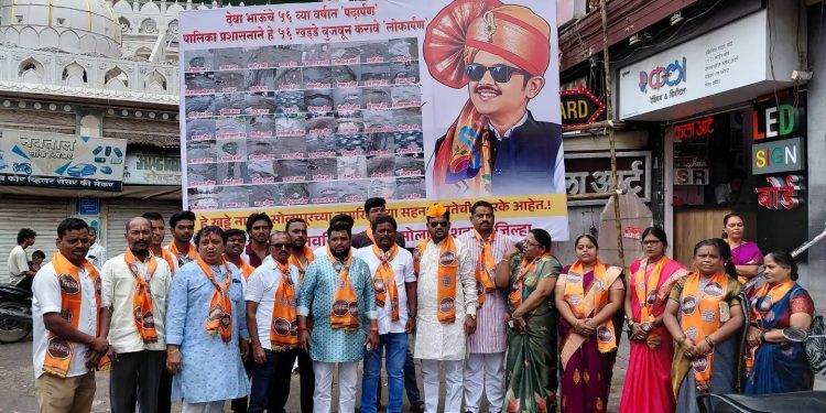 देवाभाऊंच्या वाढदिवशी मनसेचा ‘खड्डे’ आंदोलनातून टोला